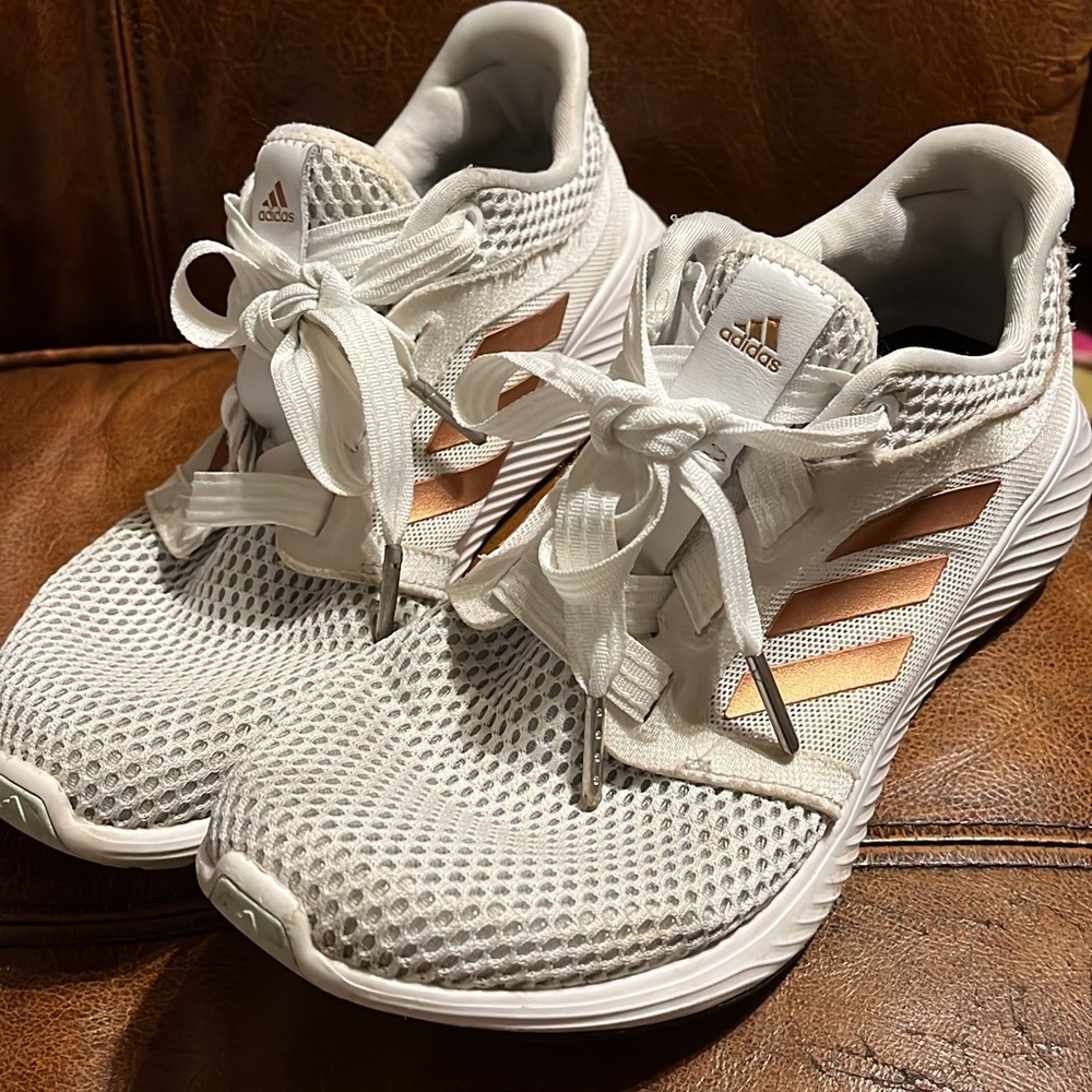Tennis shoes